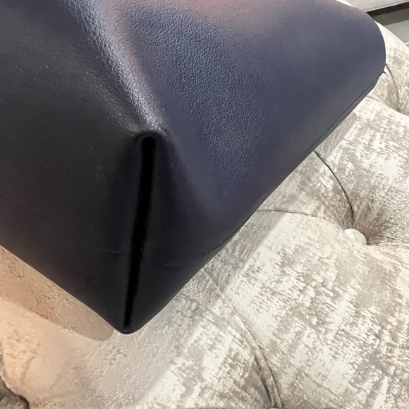 𝐒𝐎𝐋𝐃 𝐕𝐈𝐀 𝐄𝐌𝐓** 𝟏𝟎𝟎𝟎💯 authentic YSL navy blue with gold - Picture 3 of 7